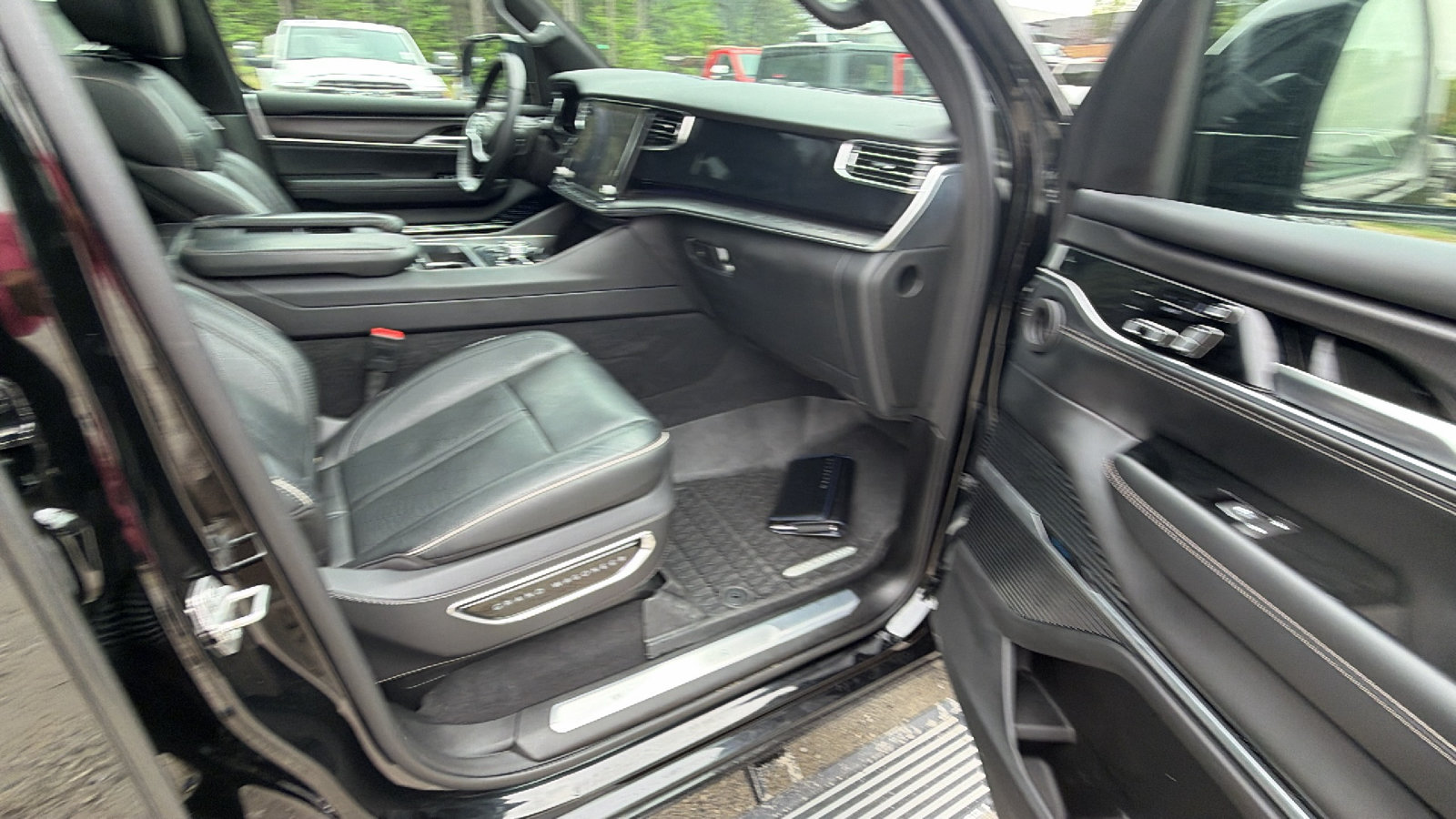 Certified 2025 Jeep Grand Wagoneer Series II Obsidian w/ Quick Order Packagew 28T AWD/4WD image 20