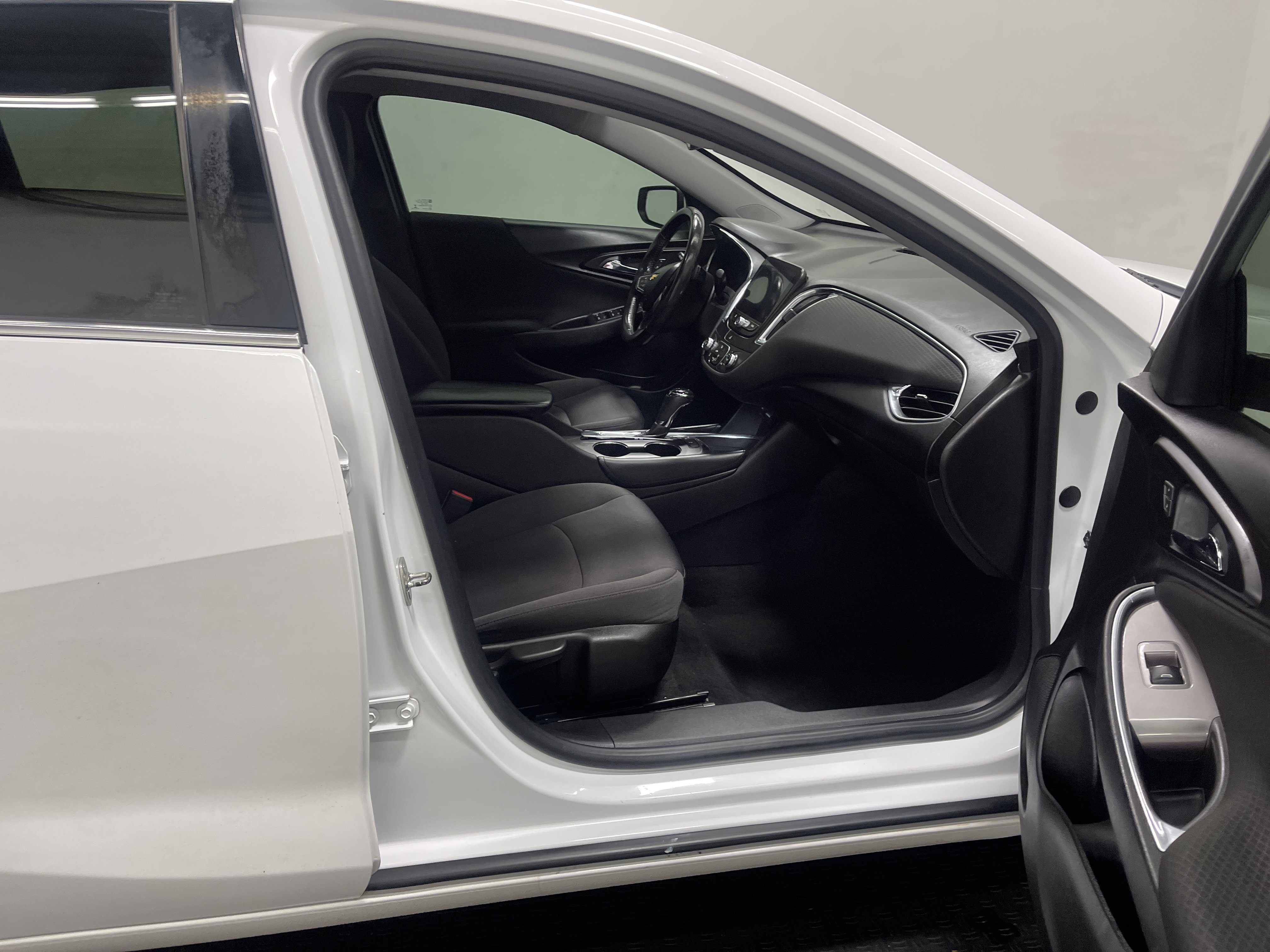 Used 2018 Chevrolet Malibu LT FWD image 25