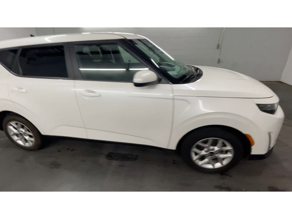 Used 2023 Kia Soul LX w/ LX Technology Package image 2