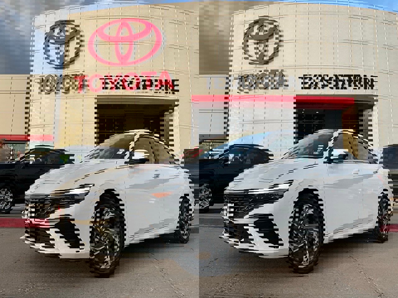 Used 2025 Hyundai Elantra Limited image 2