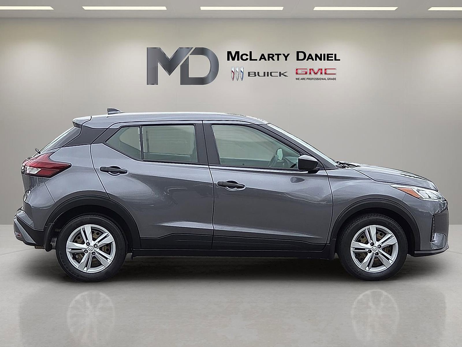 Used 2023 Nissan Kicks S FWD image 6