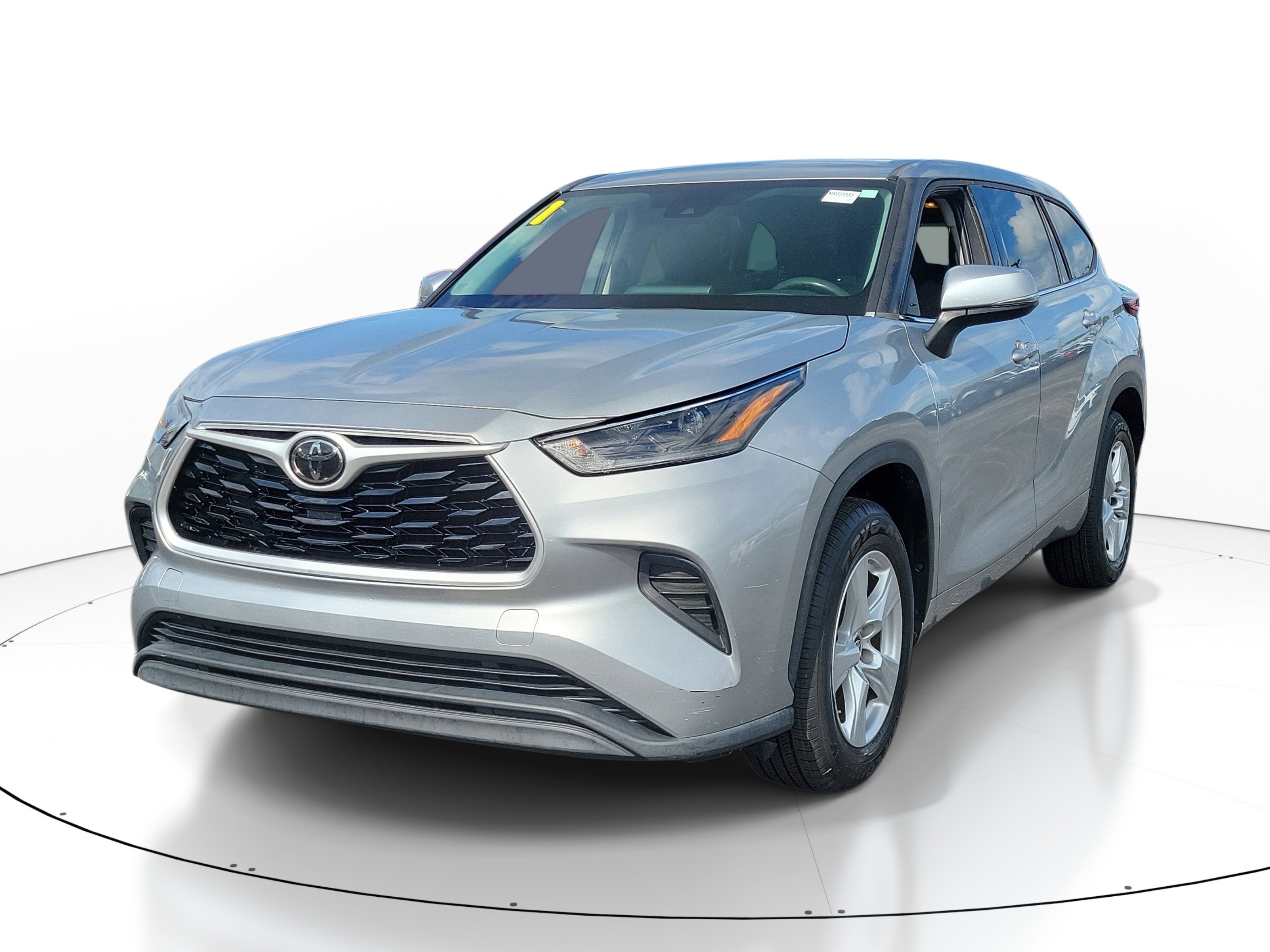 Used 2021 Toyota Highlander L FWD image 3