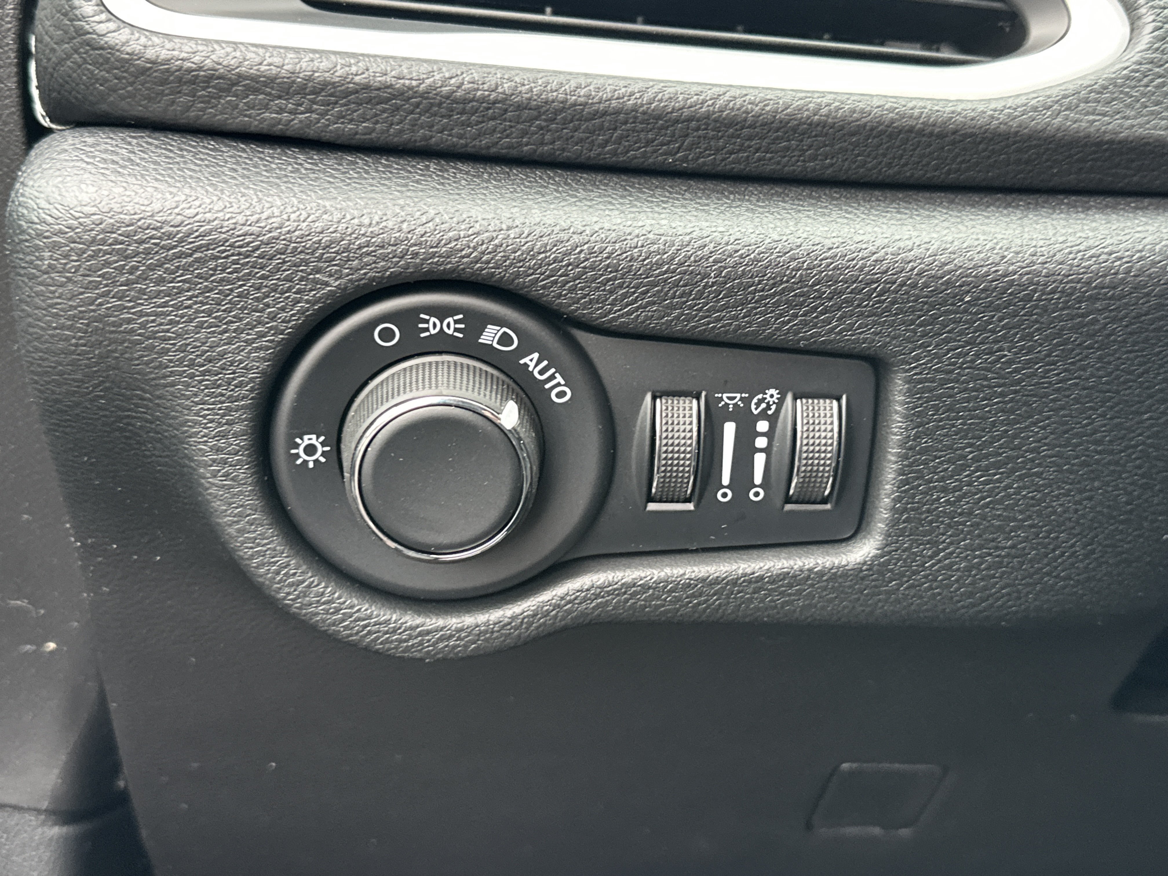 New 2027 Chrysler Pacifica Select w/ Family Tech Group FWD image 11