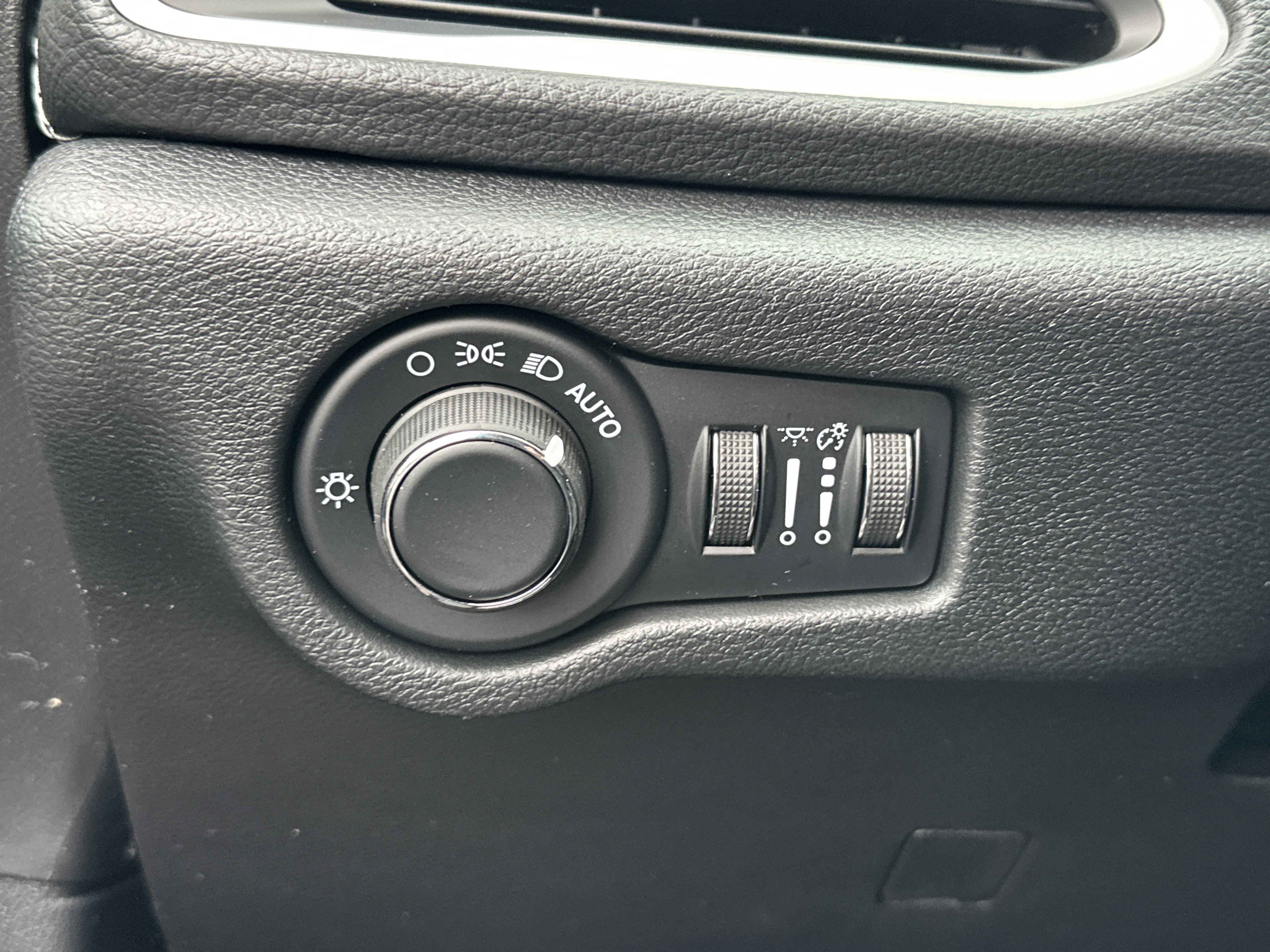 New 2027 Chrysler Pacifica Select FWD image 11