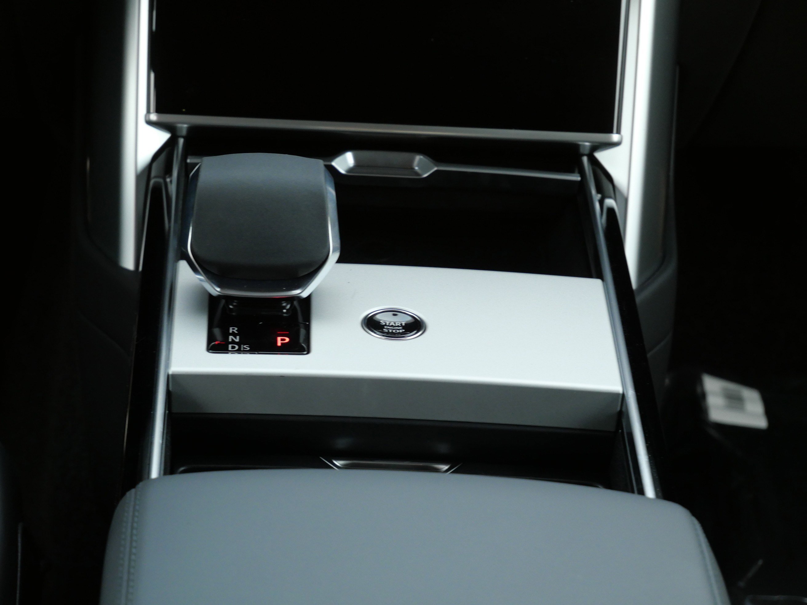 New 2026 Land Rover Range Rover Long Wheelbase SE AWD/4WD image 9