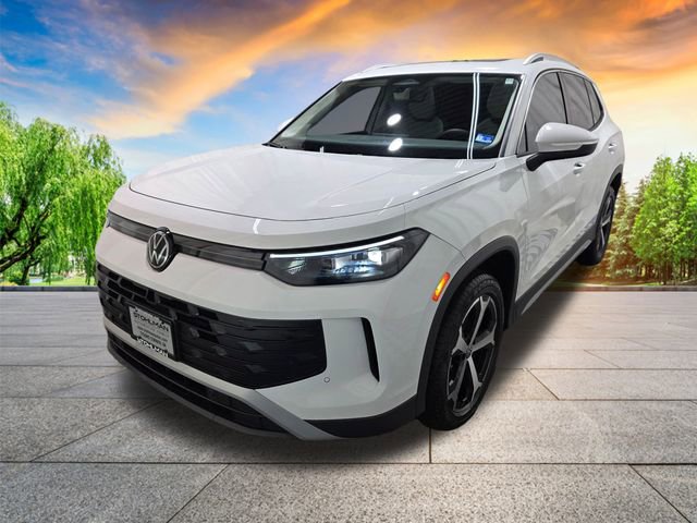 Certified 2025 Volkswagen Tiguan SE image 8