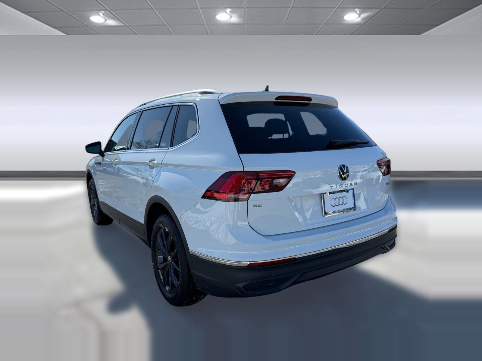 Used 2024 Volkswagen Tiguan SE w/ Panoramic Sunroof Package image 3