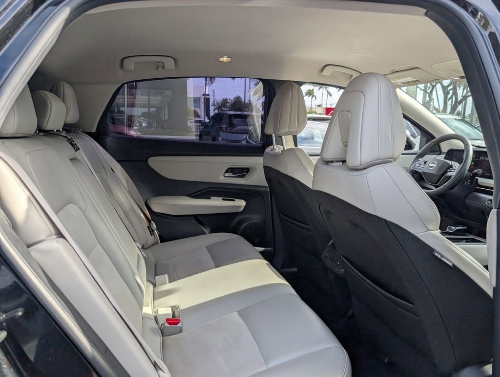 Used 2023 Nissan Ariya AWD image 16