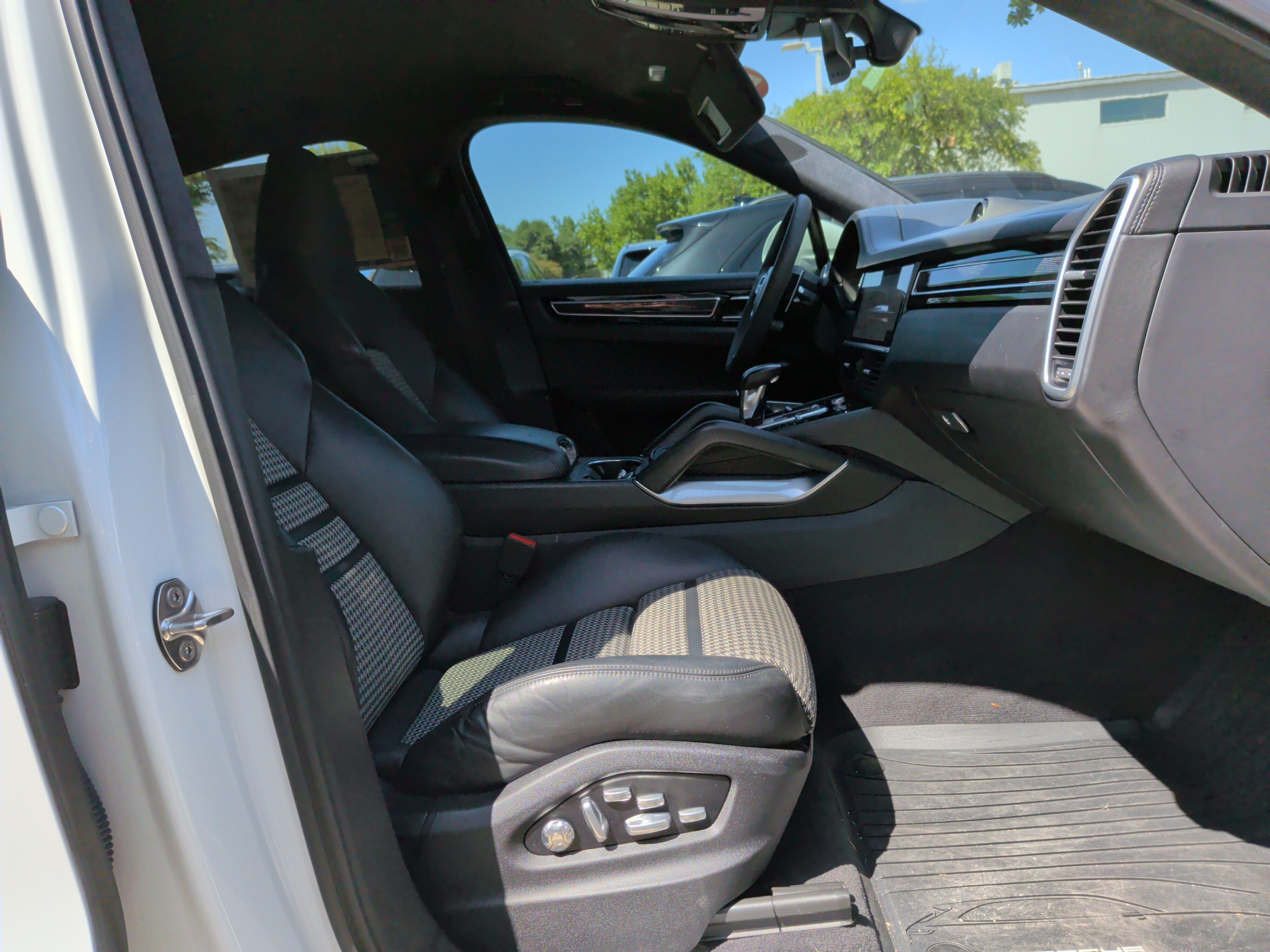 Used 2020 Porsche Cayenne Turbo AWD/4WD image 33