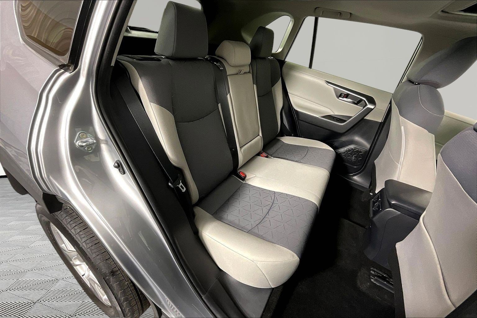Used 2020 Toyota RAV4 XLE w/ Convenience Package FWD image 25