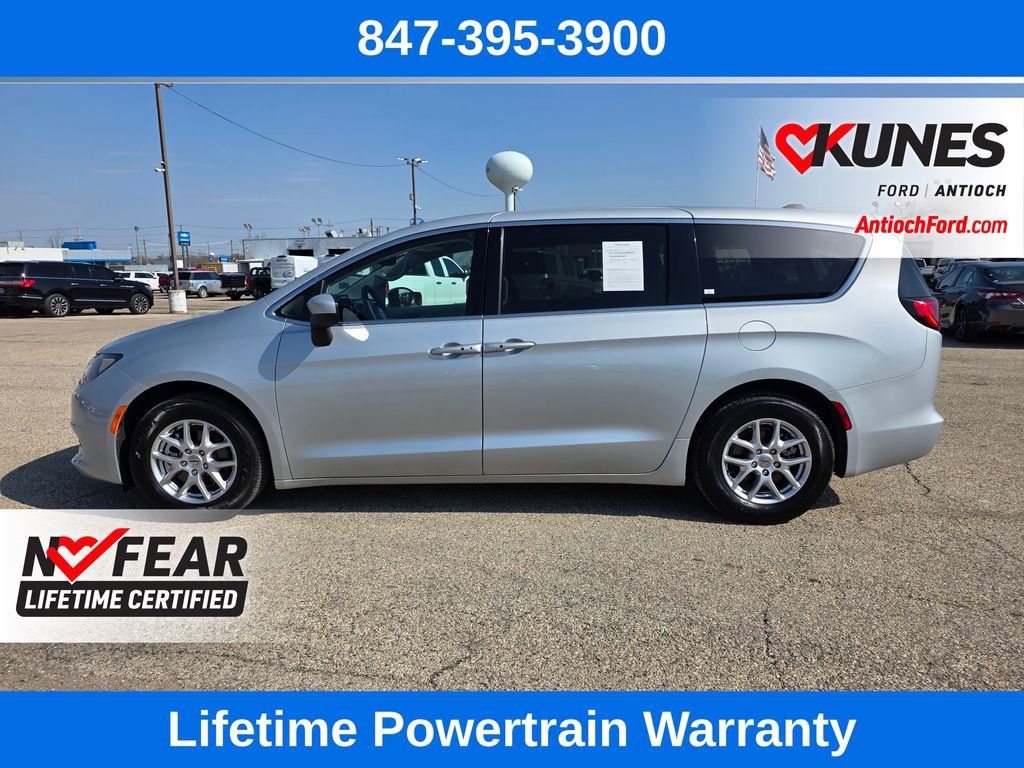 Used 2023 Chrysler Voyager LX image 4