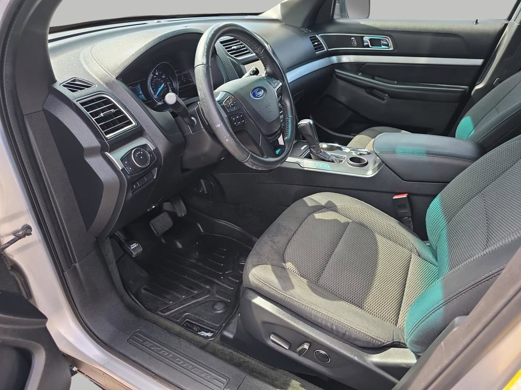 Used 2016 Ford Explorer XLT w/ Equipment Group 201A FWD image 8
