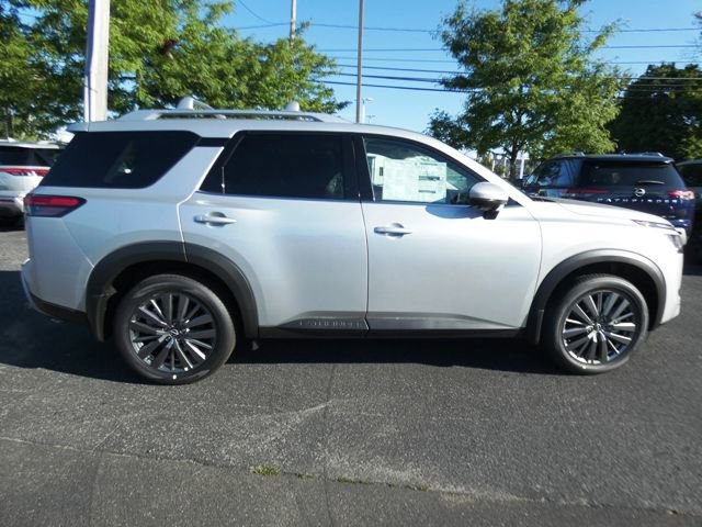 New 2025 Nissan Pathfinder SL w/ SL Premium Package image 2
