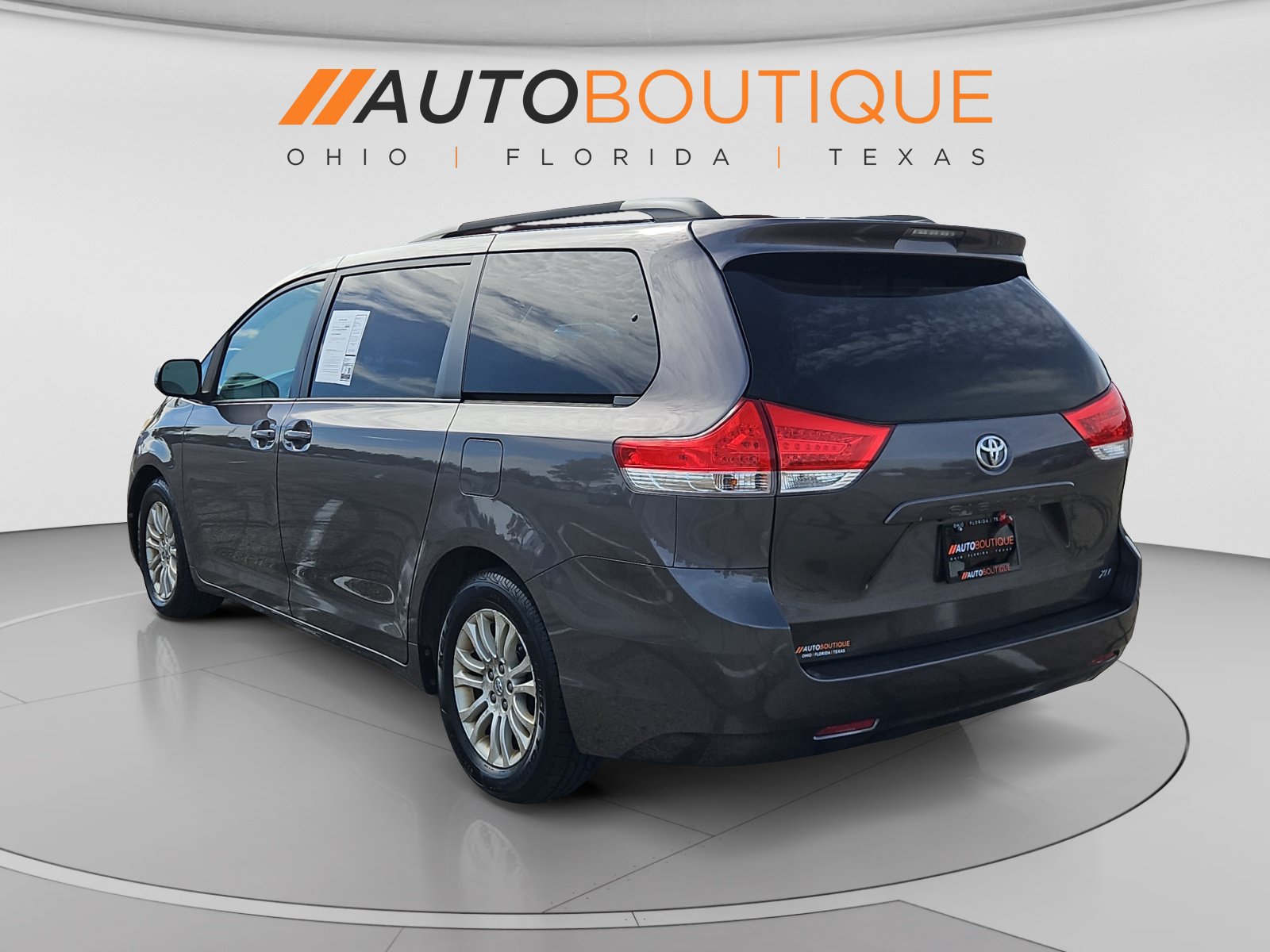 Used 2013 Toyota Sienna XLE FWD image 3