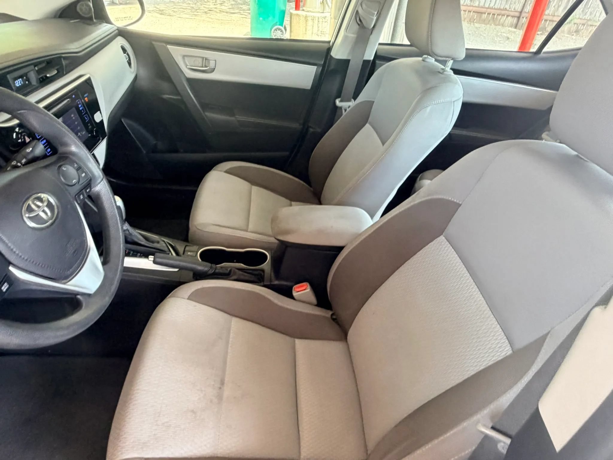 Used 2018 Toyota Corolla LE w/ Carpet Mat Package (TMS) FWD image 19