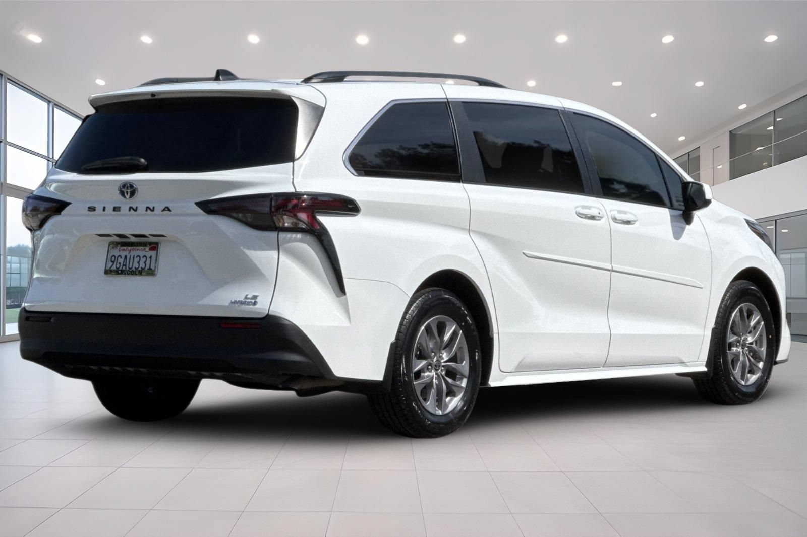 Used 2023 Toyota Sienna LE FWD image 4