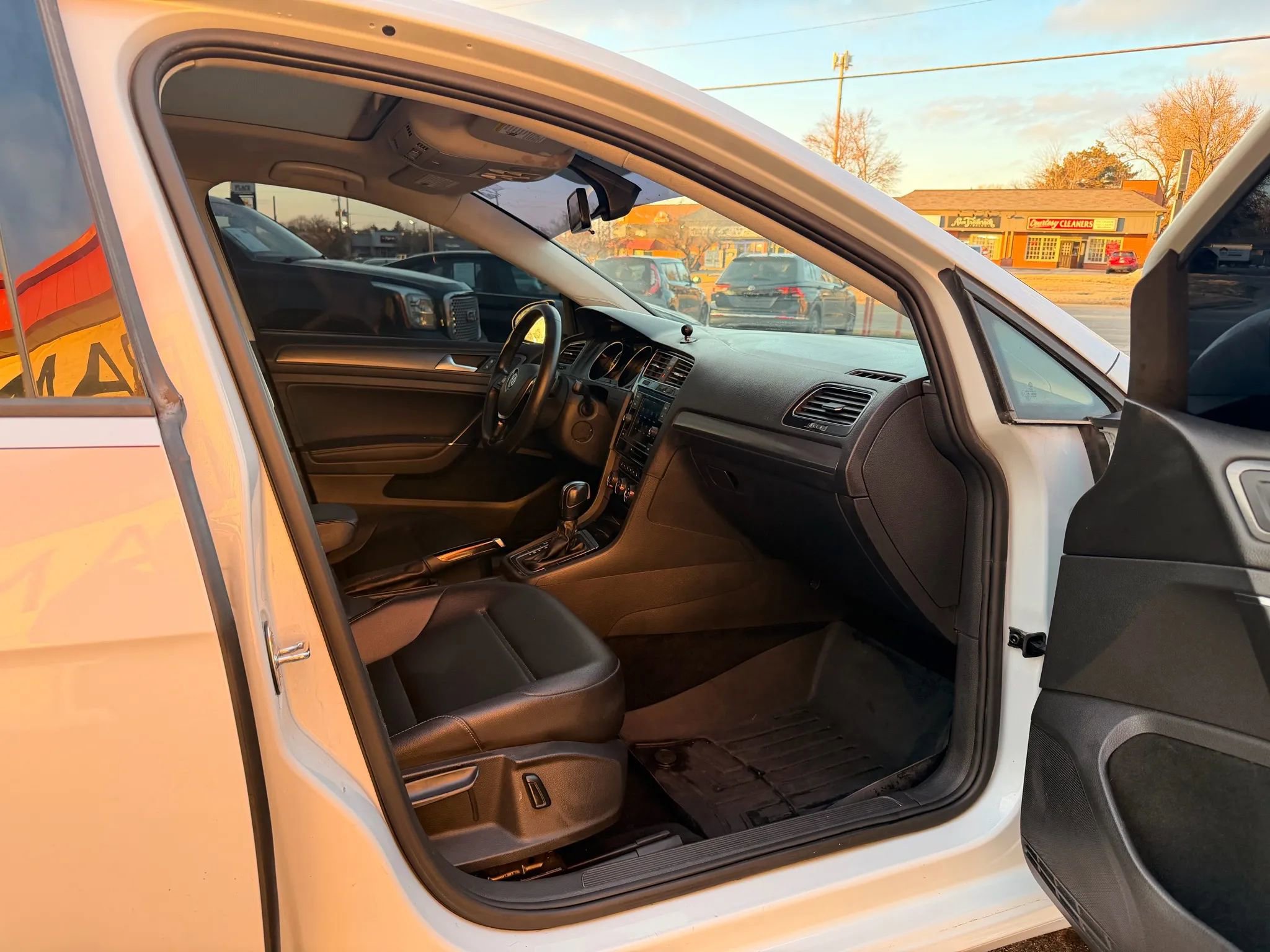 Used 2021 Volkswagen Golf 4-Door image 24