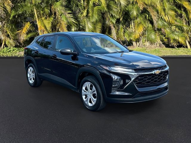 Used 2025 Chevrolet Trax LS FWD image 2