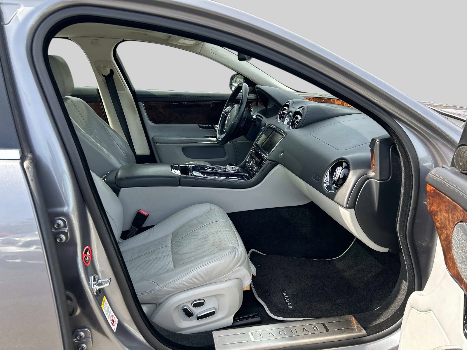 Used 2012 Jaguar XJ image 18