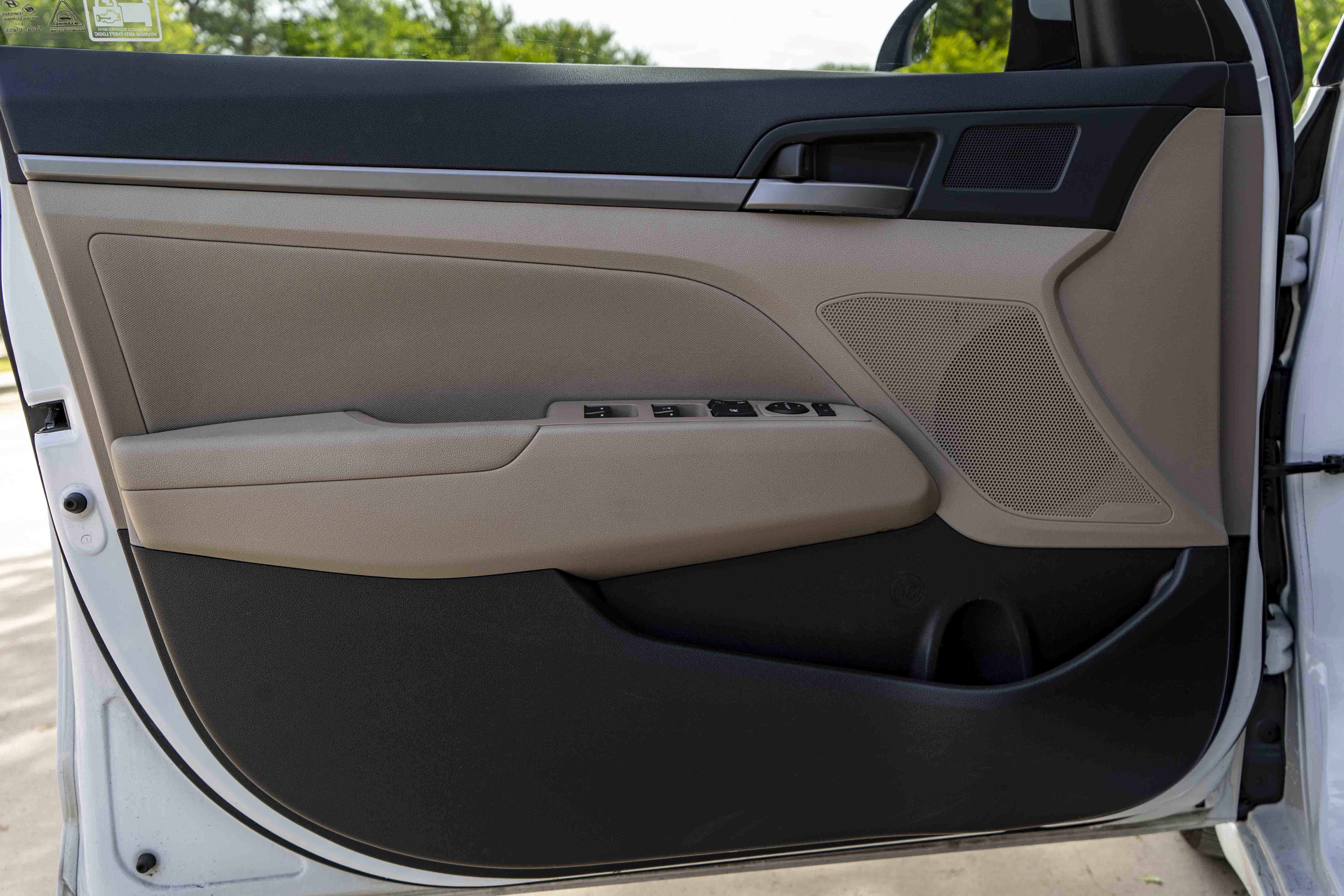 Used 2017 Hyundai Elantra SE image 32