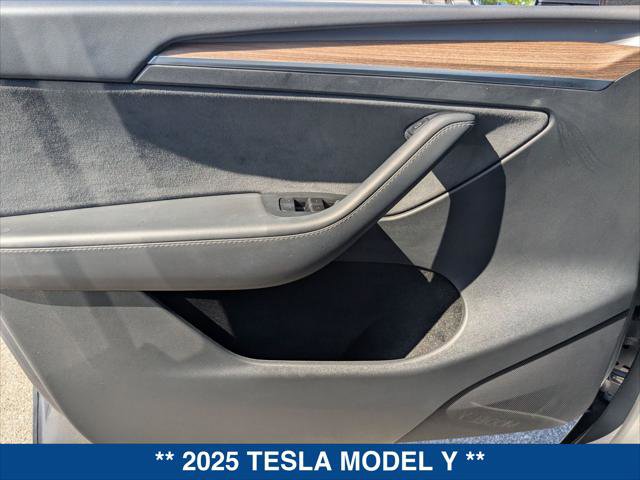 Used 2025 Tesla Model Y Long Range image 10