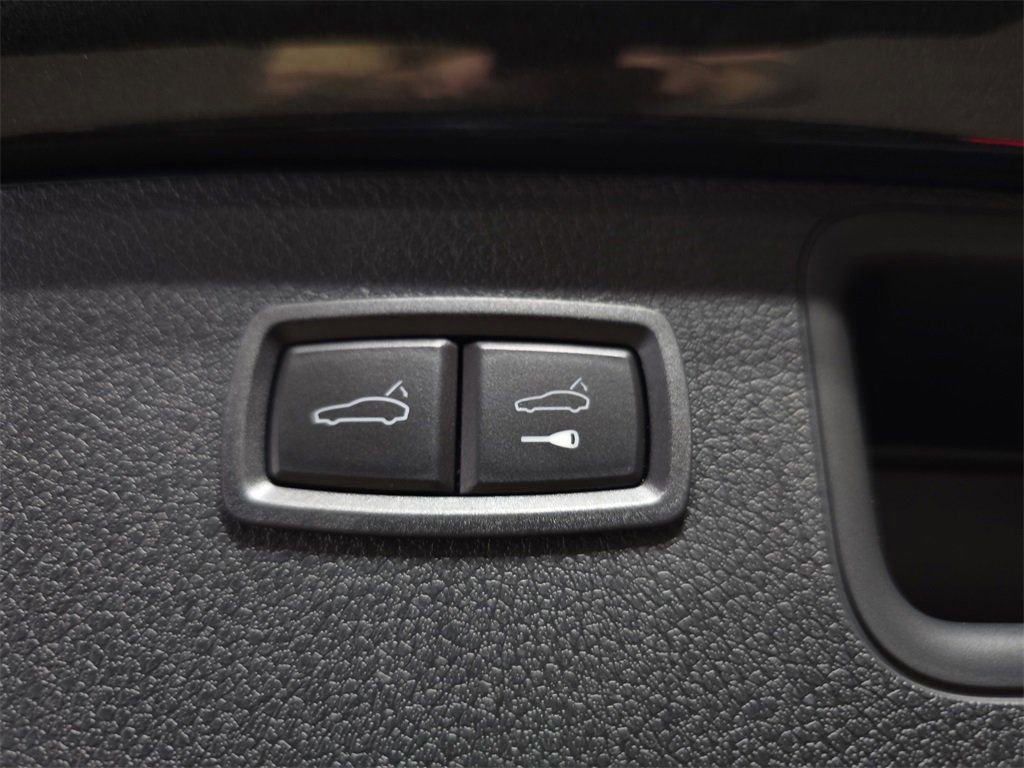 Certified 2025 Porsche Macan Turbo image 24
