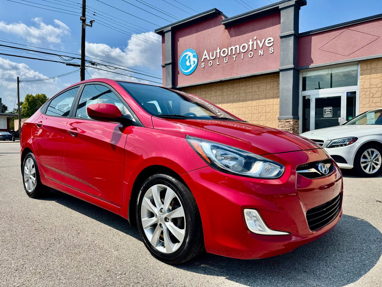 Used 2013 Hyundai Accent GLS w/ Premium Pkg image 2