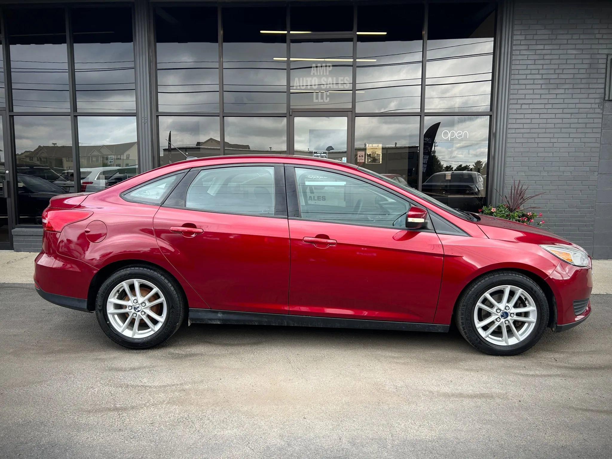 Used 2016 Ford Focus SE image 2