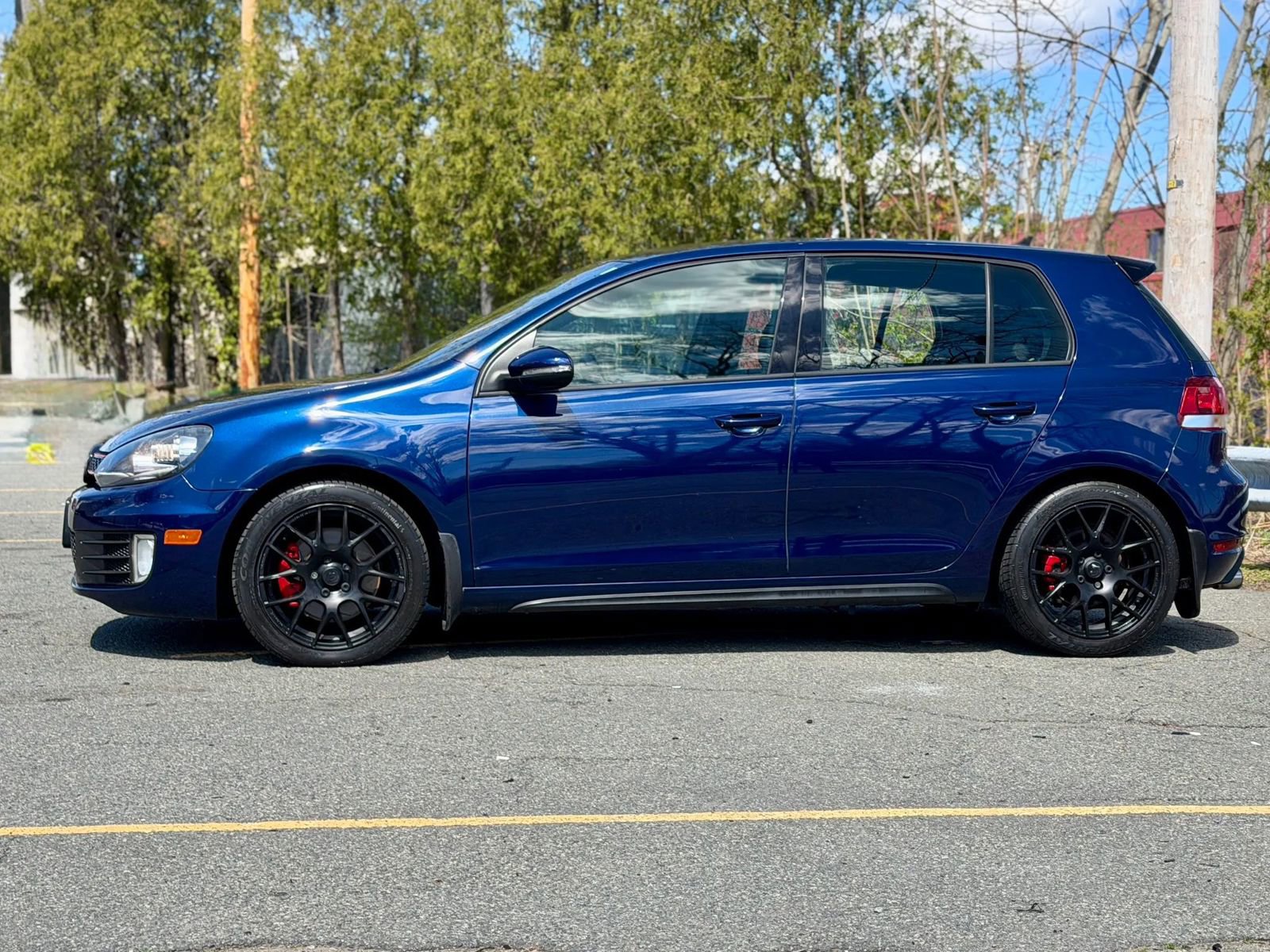 Used 2011 Volkswagen Golf 4-Door FWD image 2