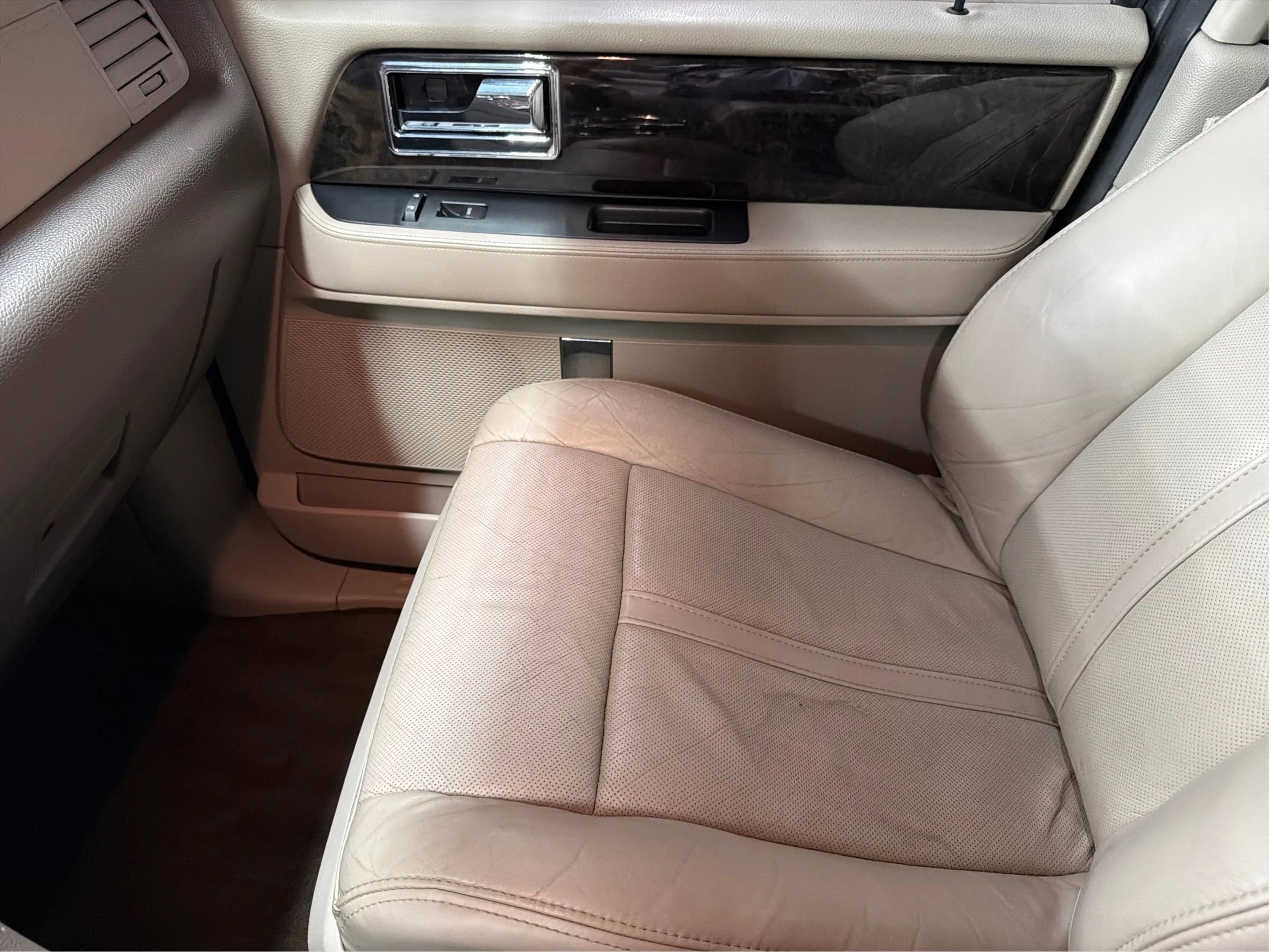 Used 2016 Lincoln Navigator L Select RWD image 45