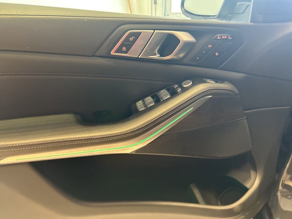 Used 2023 BMW X7 xDrive40i w/ Parking Assistance Package image 3