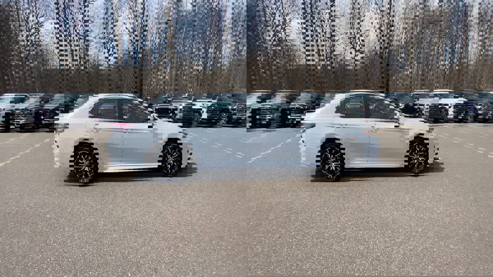 Used 2023 Toyota Camry SE w/ Cold Weather Package image 9