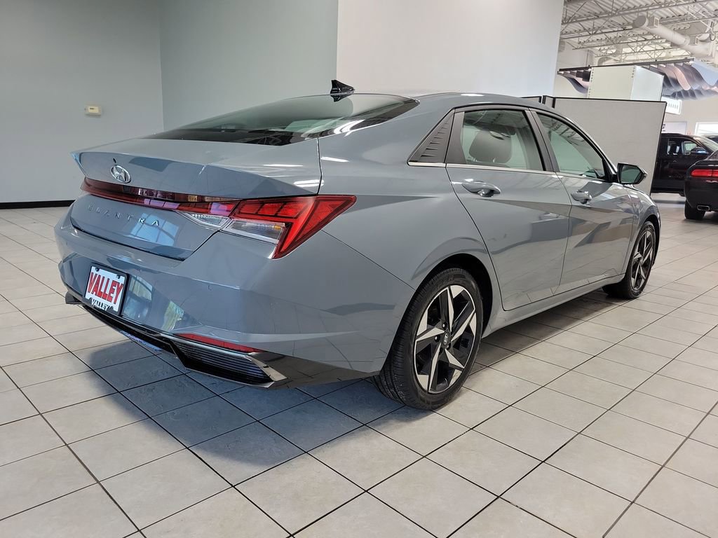 Used 2023 Hyundai Elantra Limited w/ Cargo Package FWD image 11