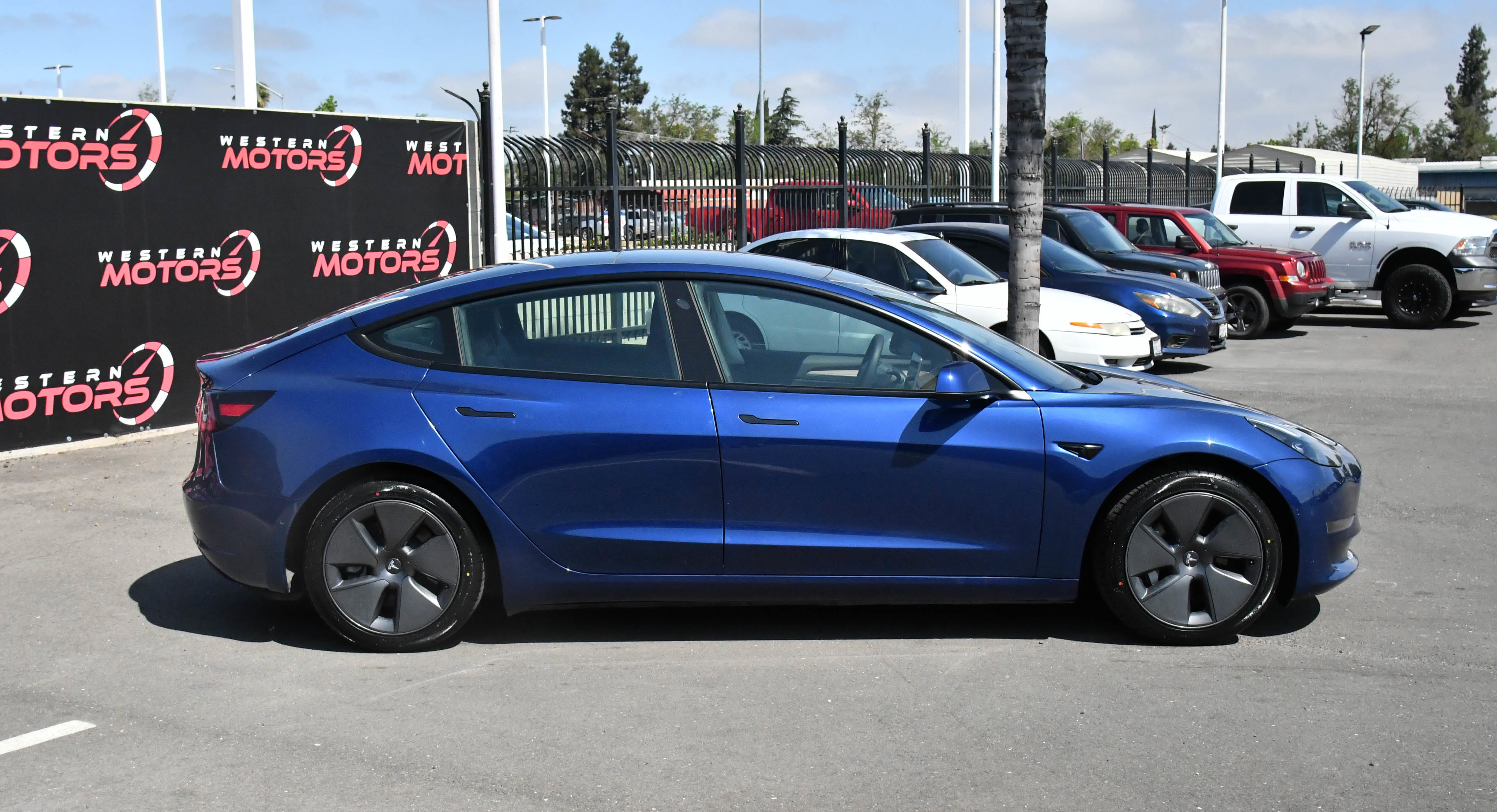 Used 2022 Tesla Model 3 Standard Range RWD image 9