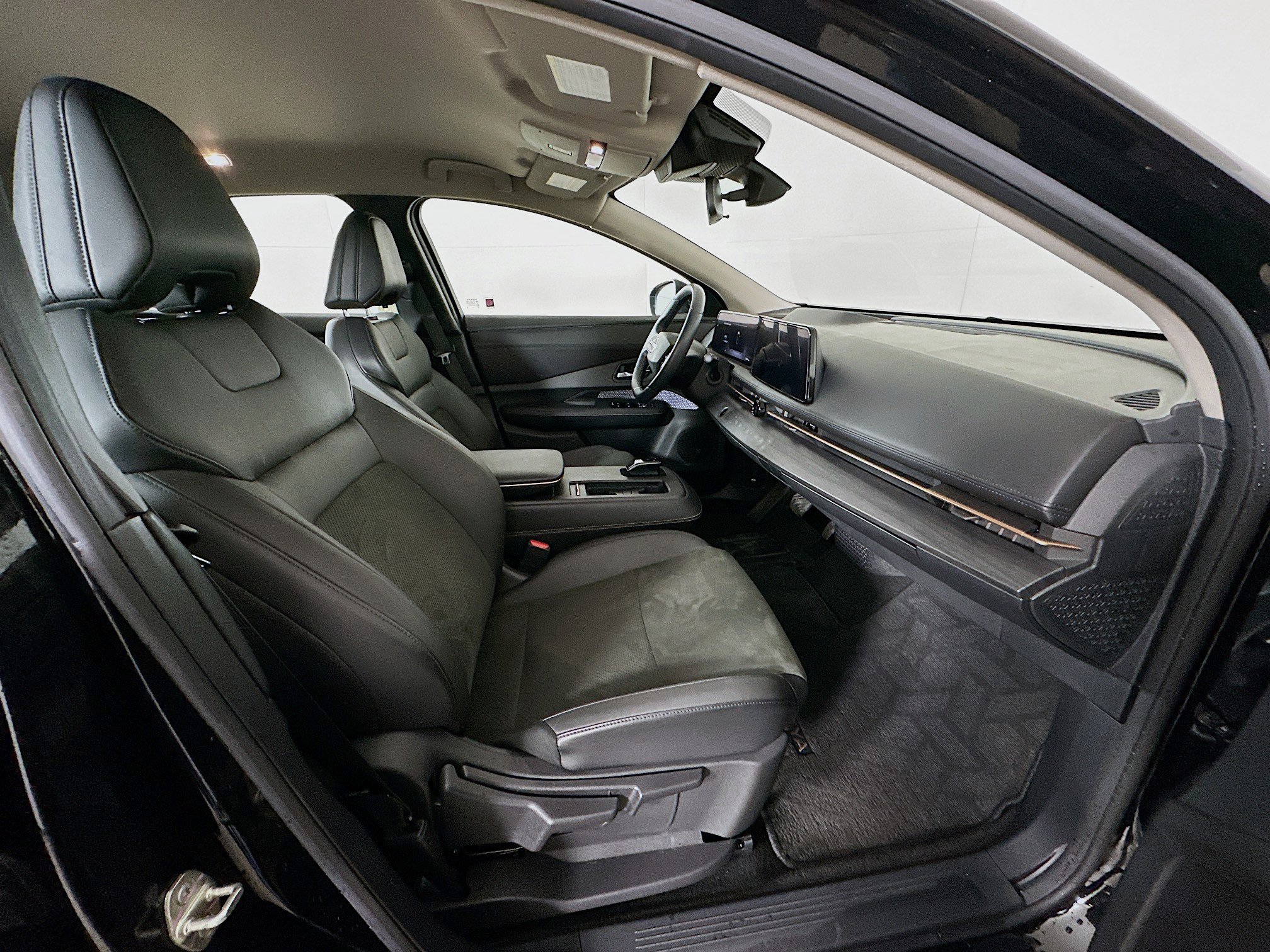 Used 2023 Nissan Ariya FWD image 30