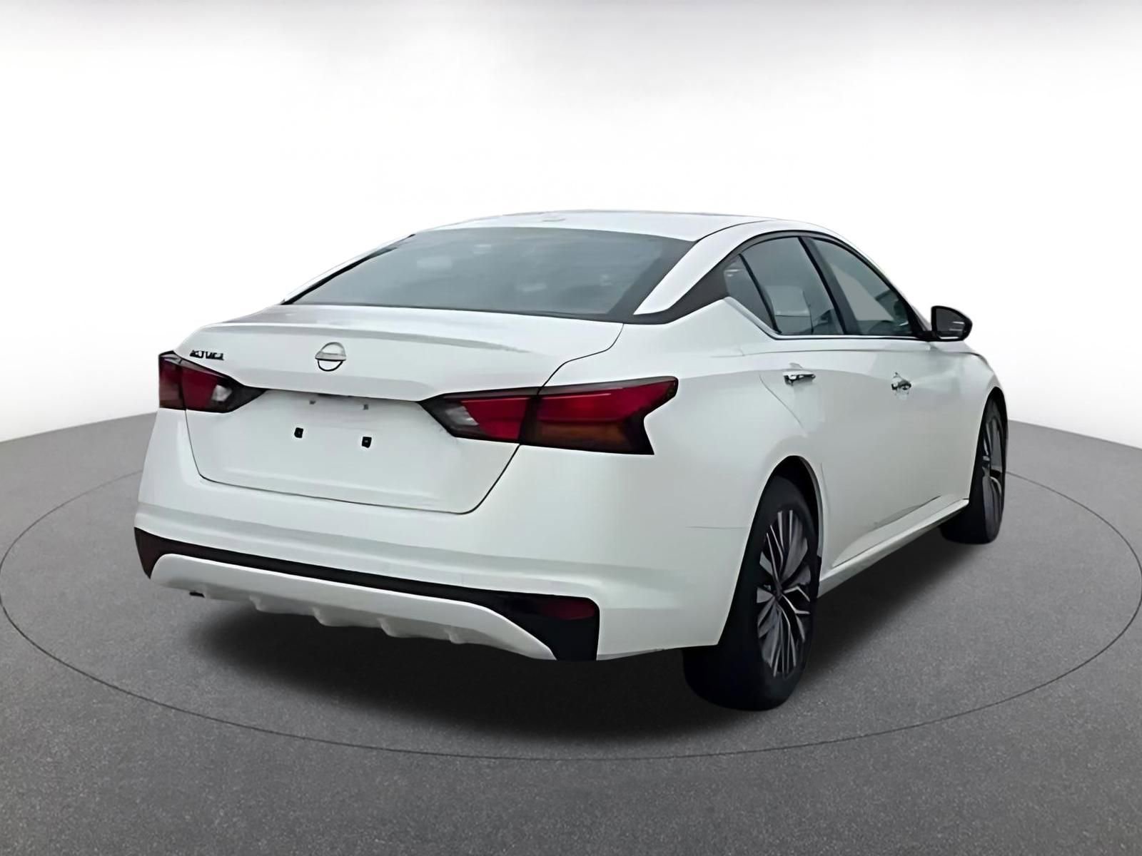 Used 2025 Nissan Altima 2.5 SV FWD image 14