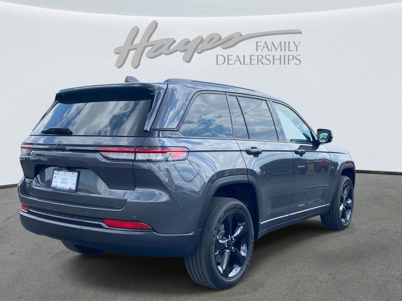 Used 2025 Jeep Grand Cherokee Altitude AWD/4WD image 3