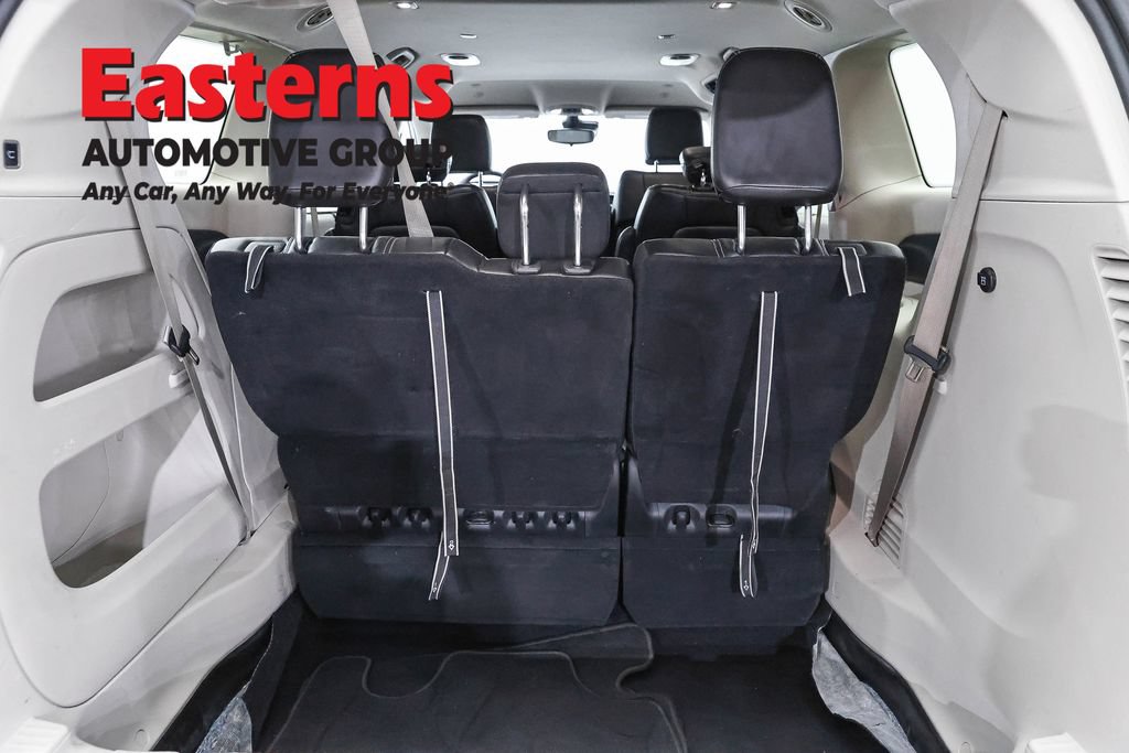 Used 2023 Chrysler Pacifica Touring-L FWD image 9