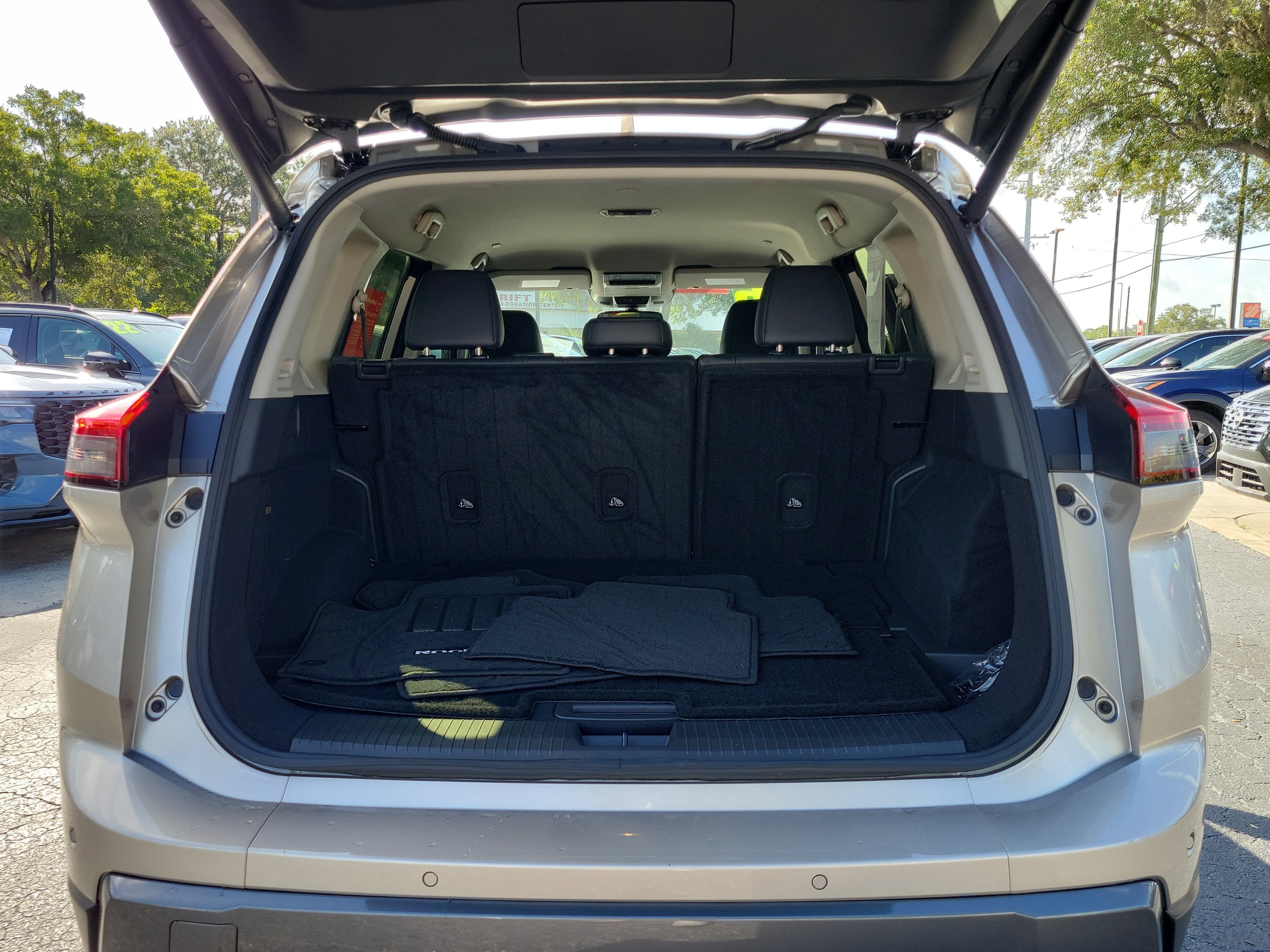 Certified 2025 Nissan Rogue SL FWD image 9