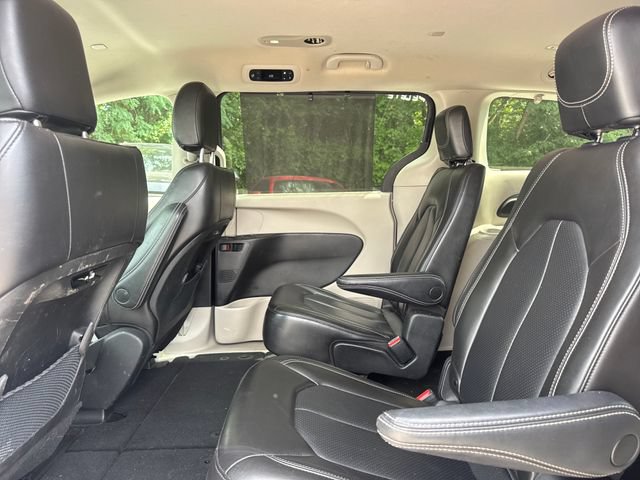 Used 2023 Chrysler Pacifica Touring-L FWD image 11