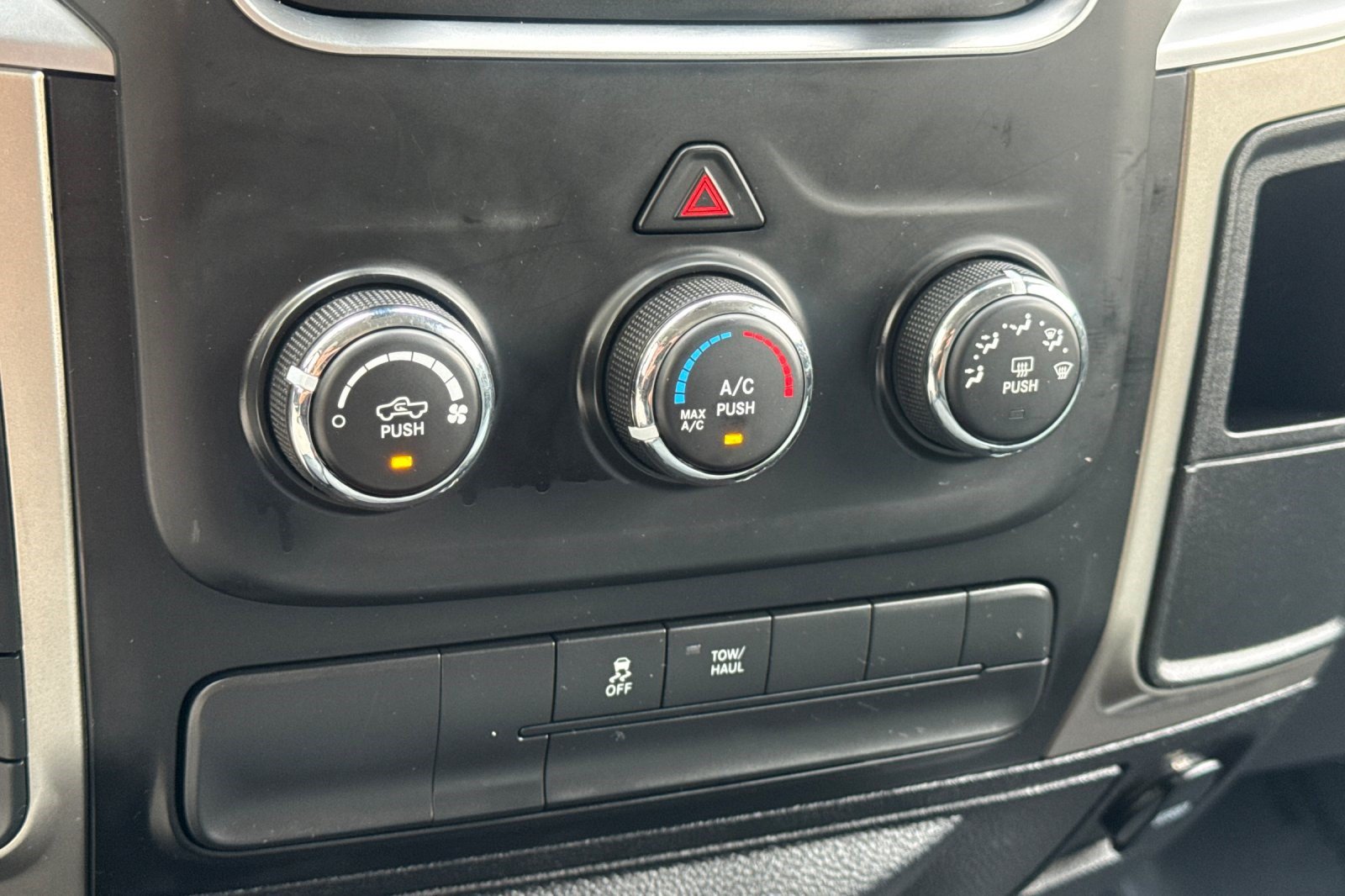Used 2014 RAM 1500 Classic SLT AWD/4WD image 18