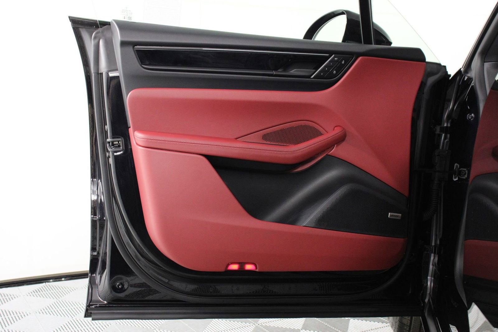 Certified 2025 Porsche Macan 4 Electric image 20