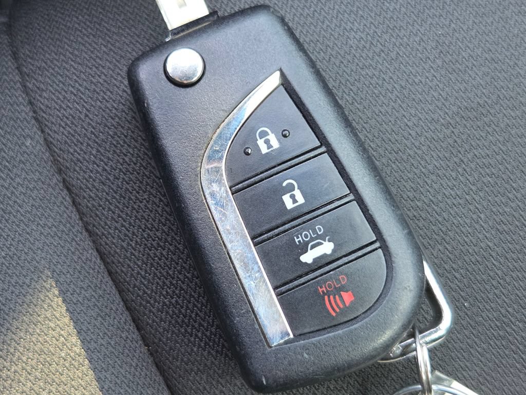 Used 2018 Toyota Camry LE FWD image 32