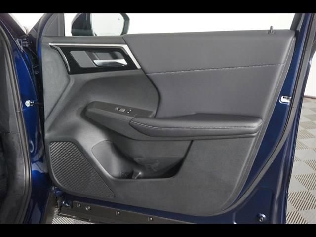 Used 2025 Mitsubishi Outlander SE image 8