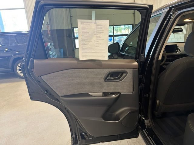 Used 2023 Nissan Rogue S AWD/4WD image 11