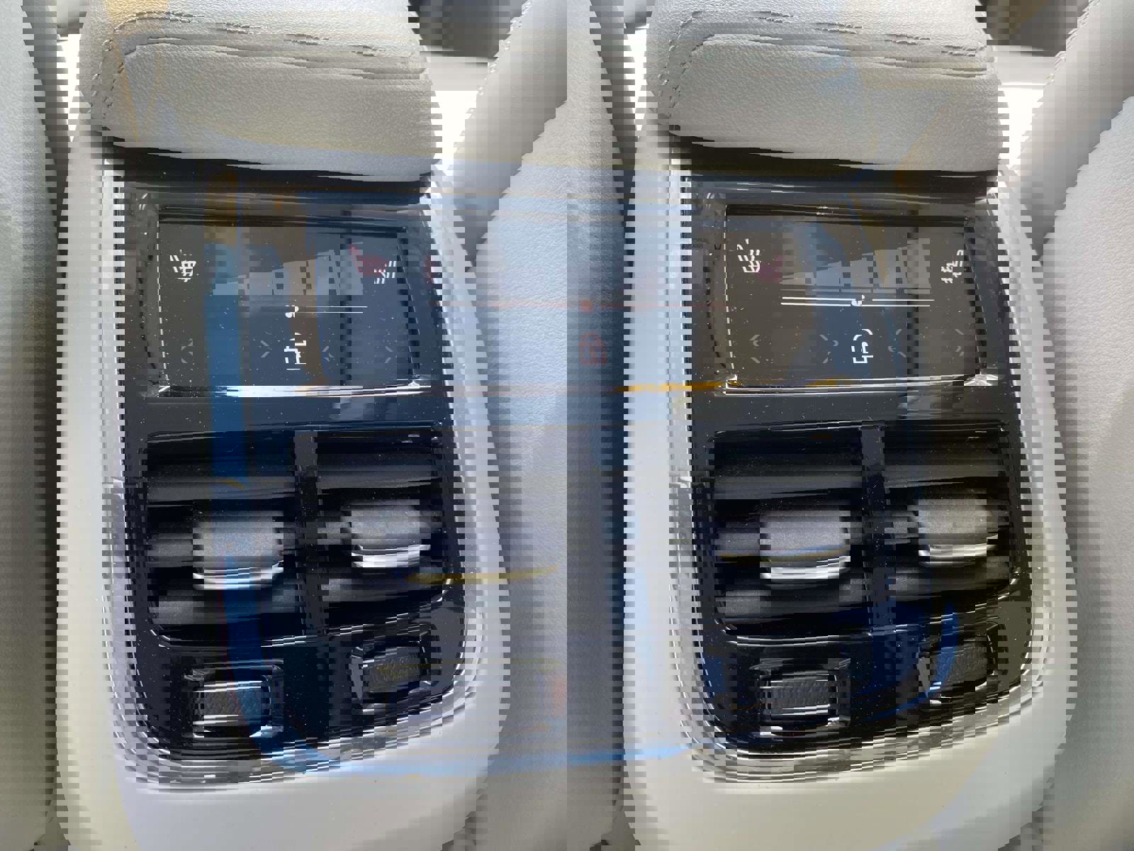 Used 2023 Volvo XC60 B6 Ultimate w/ Protection Package Premier AWD/4WD image 13