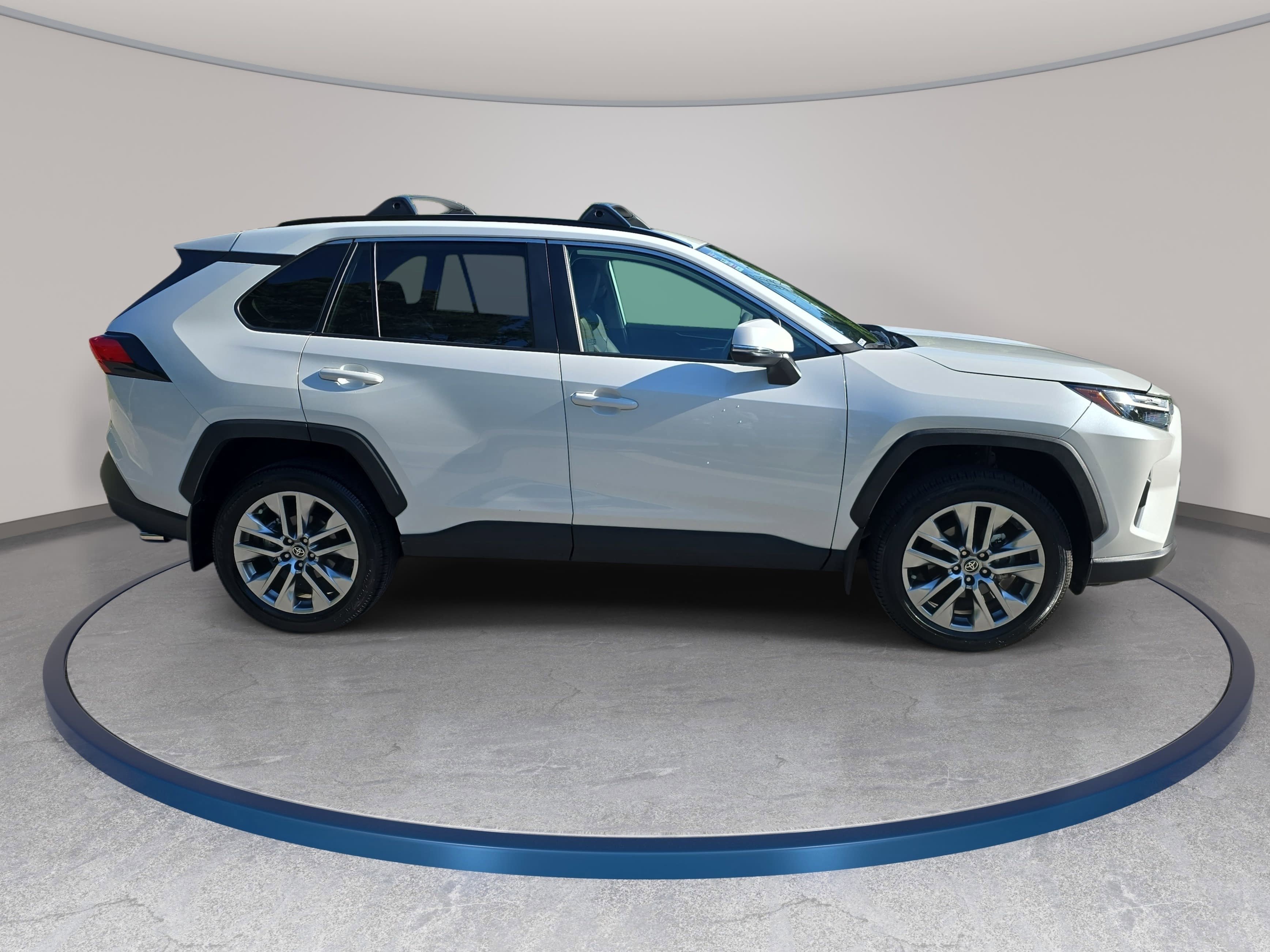 Used 2025 Toyota RAV4 XLE Premium FWD image 4