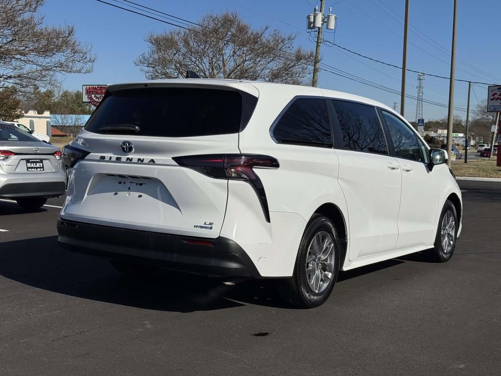 Used 2024 Toyota Sienna LE image 21