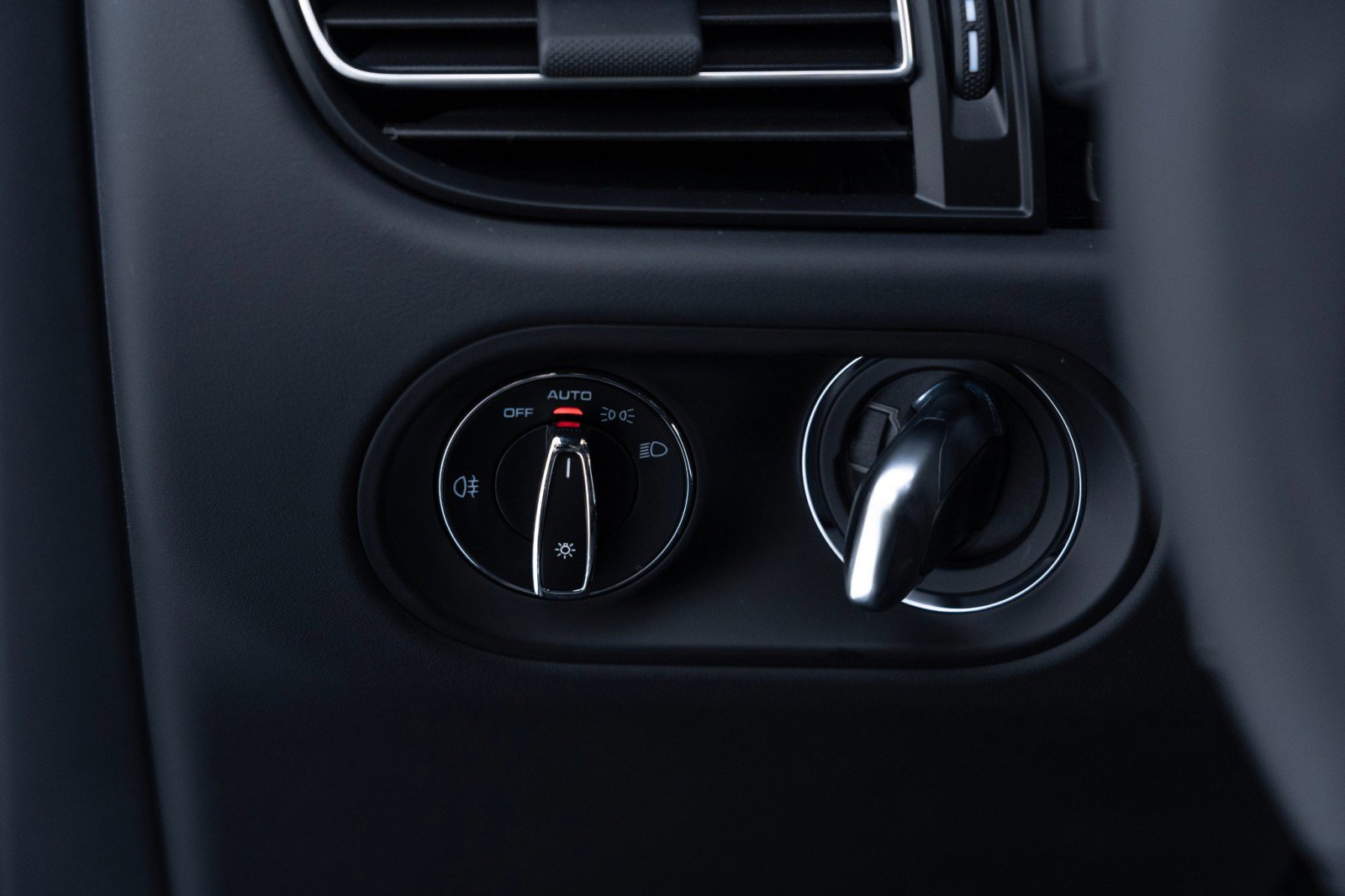 New 2025 Porsche Macan Turbo image 28