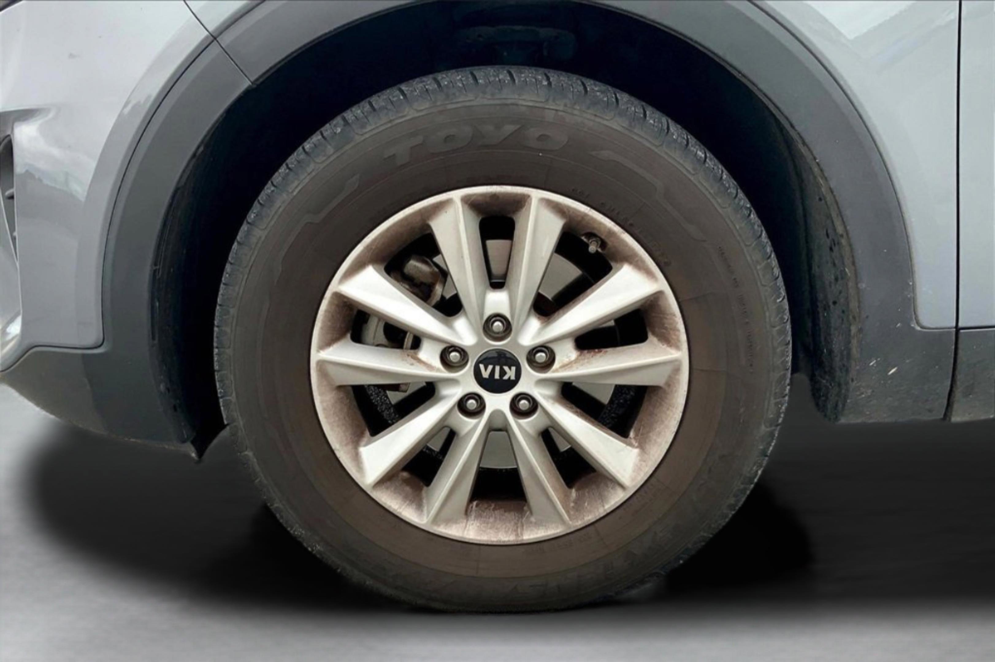 Used 2020 Kia Sorento LX image 12